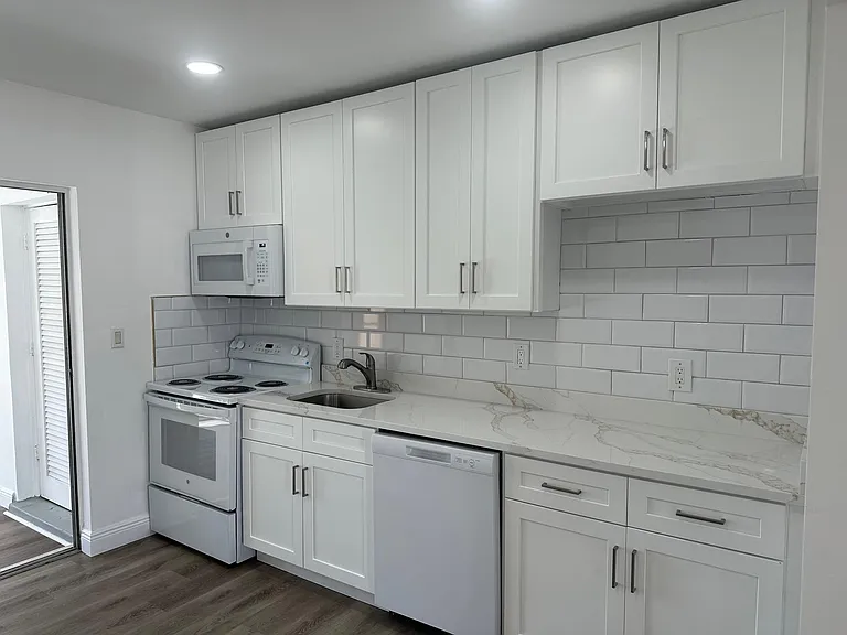 1404 SE 3rd Ter — Photo 2