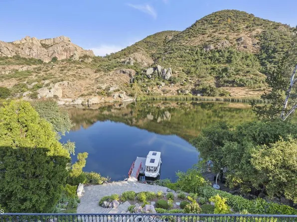 2112 Trentham Rd, Thousand Oaks, CA 91361