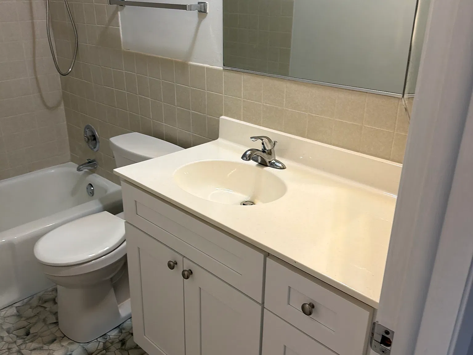 1 bed, 700 sqft, $1,300 — Photo 3