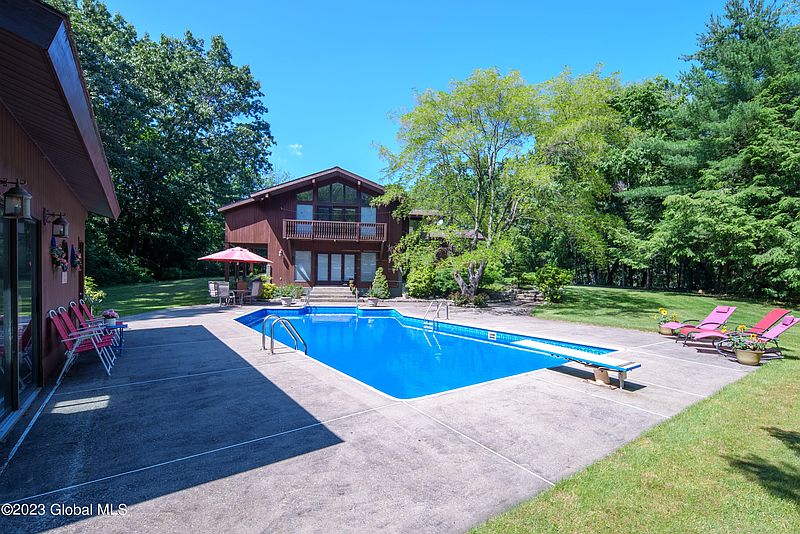 3rd image of 31 E Cobble Hill Road