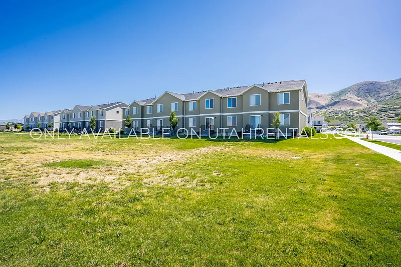 3 bed, 2.0 bath, 2300 sqft, $1,925 — Photo 4