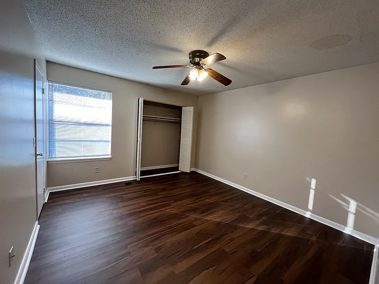 901 Olmstead Dr — Photo 7