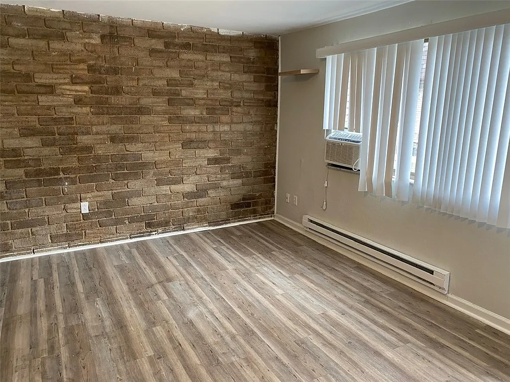 2 bed, 800 sqft, $1,050 — Photo 2