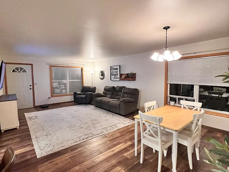 1339 Glenn Pl — Photo 3