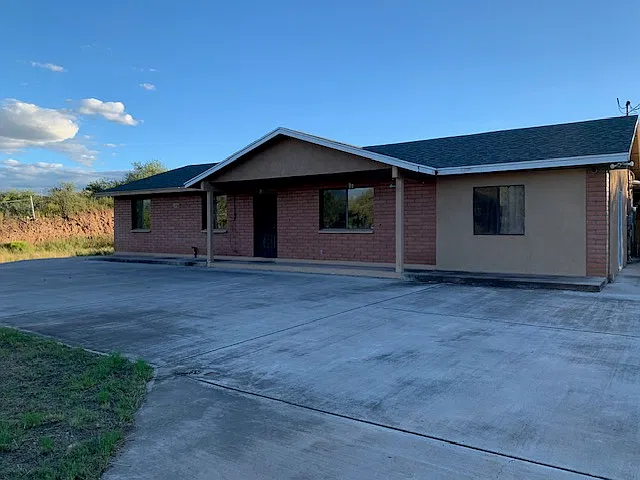 3 bed, 1600 sqft, $1,900 — Photo 2