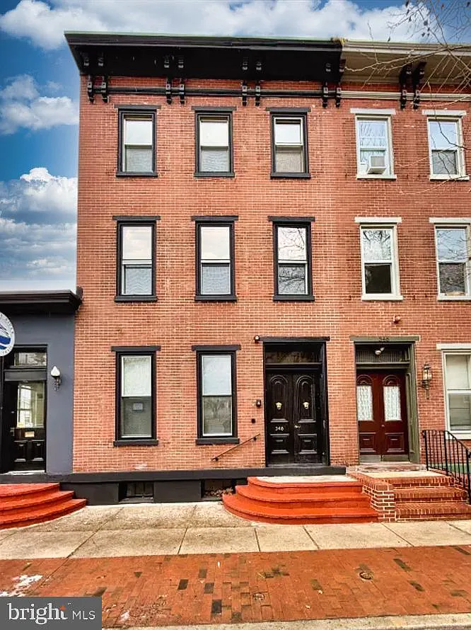 2 bed, 1.5 bath, 1100 sqft, $2,400 — Photo 1