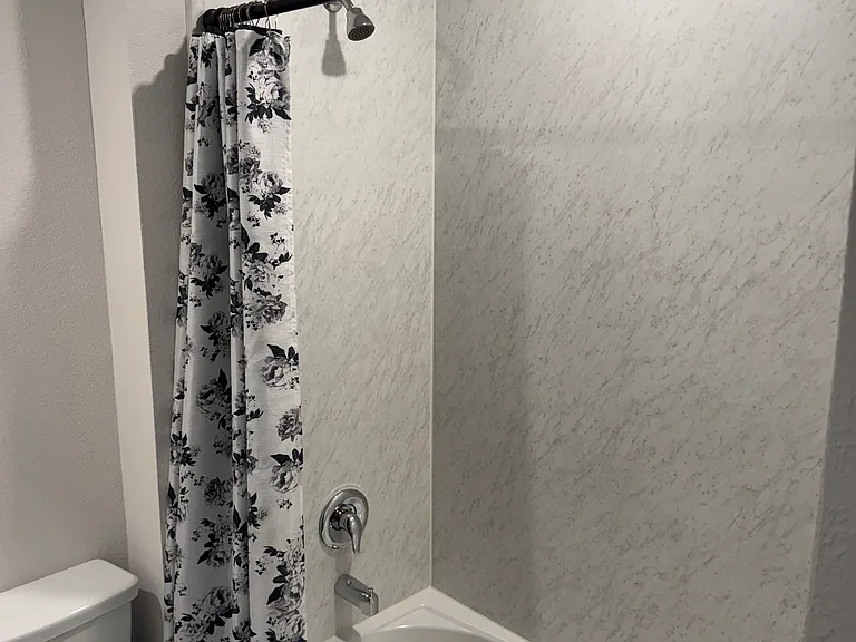 Upstairs Guest Bathroom:
Shower & Bathtub