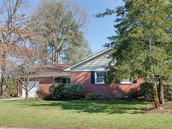 3rd image of 736 Queen Elizabeth Dr