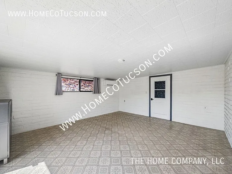 120 E Magee Rd — Photo 23