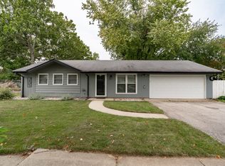 1402 Mount Vernon Dr, Bloomington, IL