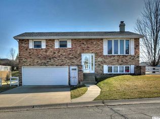 5790 Sun Valley Dr, Dubuque, IA 52002