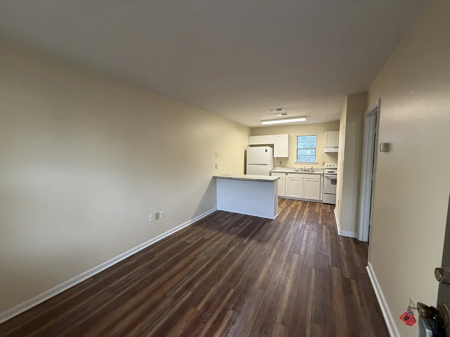 1 bed, 1.0 bath, 585 sqft, $875 — Photo 2