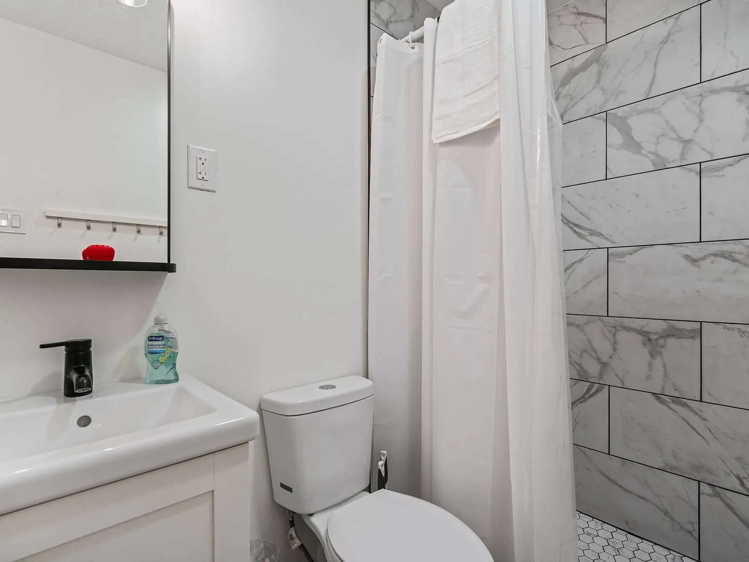 Gorgeous Renovated 1 & 2 Bedroom Apartment @ 1512 Court — Photo 3