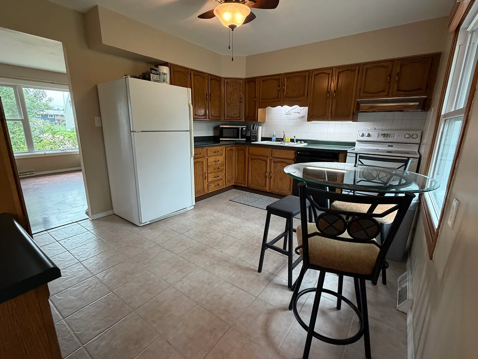 4 bed, 1504 sqft, $4,200 — Photo 3