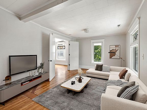 3rd image of 1539 Washington St NE