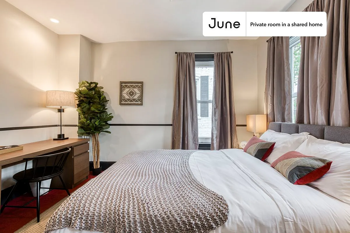 Queen bedroom in 4 bed/2 bath home in Columbia Heights #174 2D — Photo 2