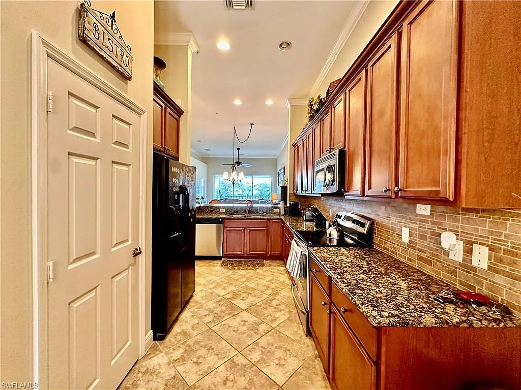 2 bed, 2.0 bath, 1672 sqft, $8,000 — Photo 3