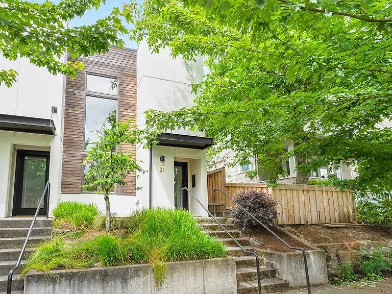 21 NE Wygant St — Photo 24