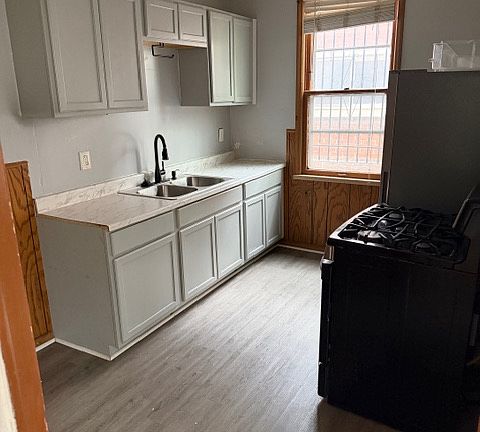 5th image of 3757 Blaine St