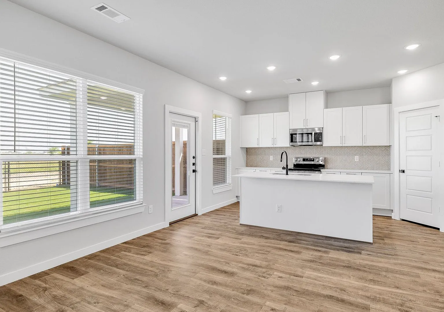 Available Now! New Luxurious Duplex Located On 1-Acre Lot In Midlothian, Tx! — Photo 4