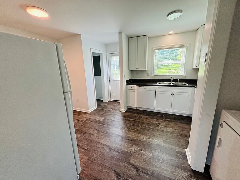 2 Bedroom, 1 Bath Apartment — Photo 32