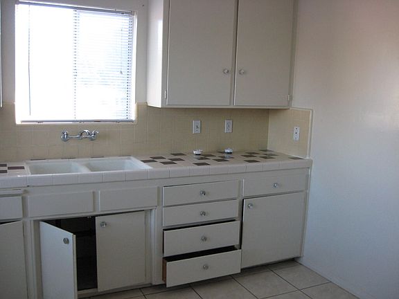 3rd image of 133 E 21st St