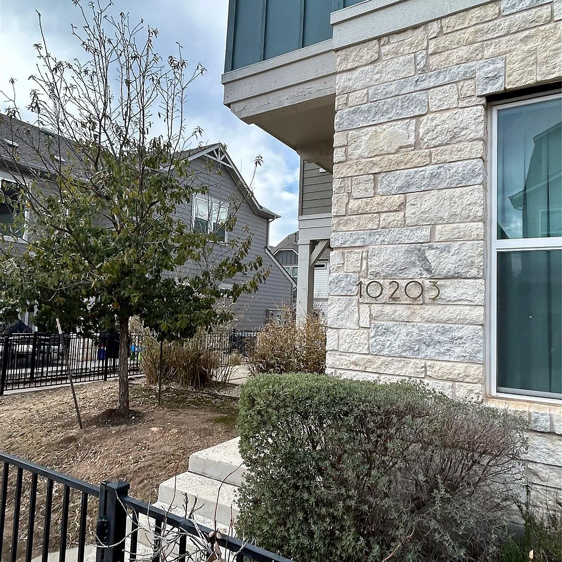 3 bed, 3.5 bath, 2342 sqft, $2,300 — Photo 2