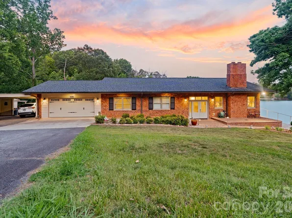 6296 Southlake Dr, Hickory, NC 28601