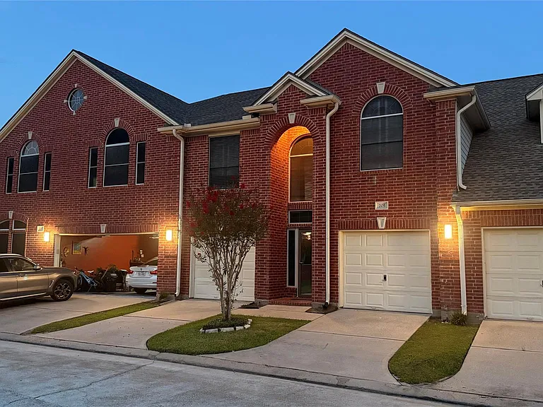 1408 S Friendswood Dr #205 — Photo 2