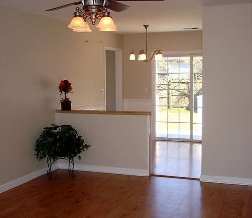 5098 Chateau Ave - Living Room