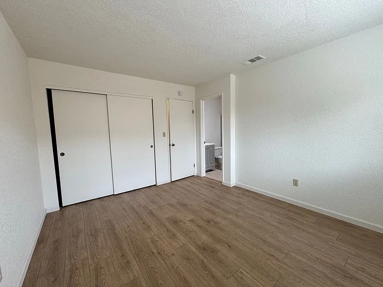 2047 Deauville Dr — Photo 23