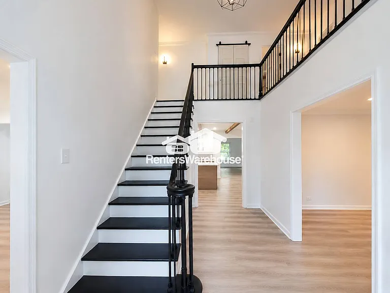 338 Travis St — Photo 3