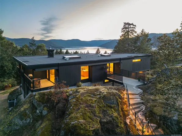 8074 McPhail Rd, Central Saanich, BC V8M 1S3