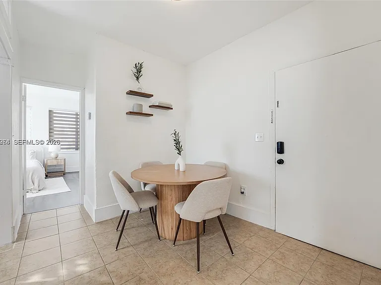 301 SW 10th Ave #4 — Photo 4