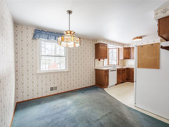 5th image of 24 Bobbie Dr