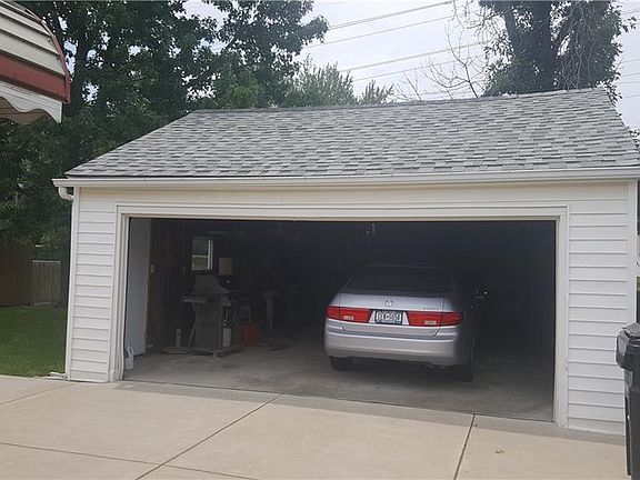 3rd image of 2488 Parker Blvd