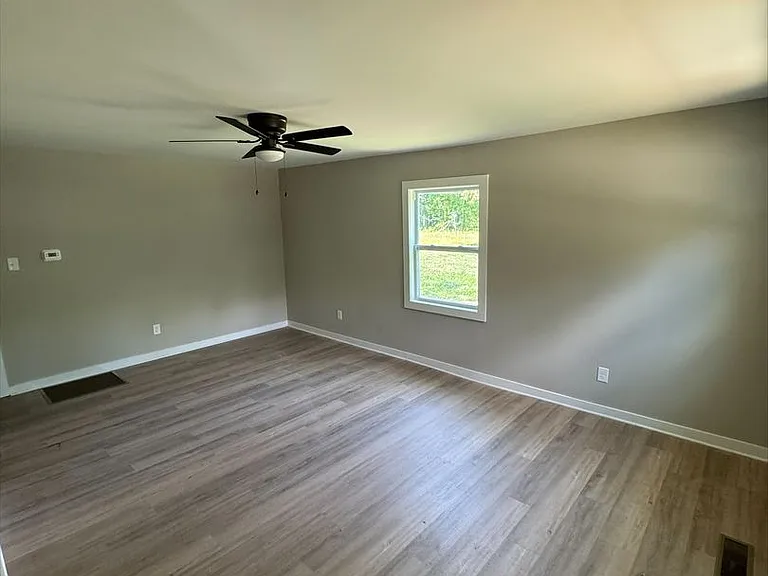 982 Webb Cir — Photo 2