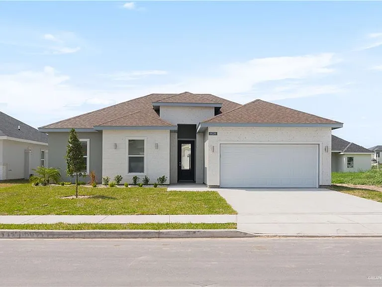 909 N Brushfield Ave — Photo 1