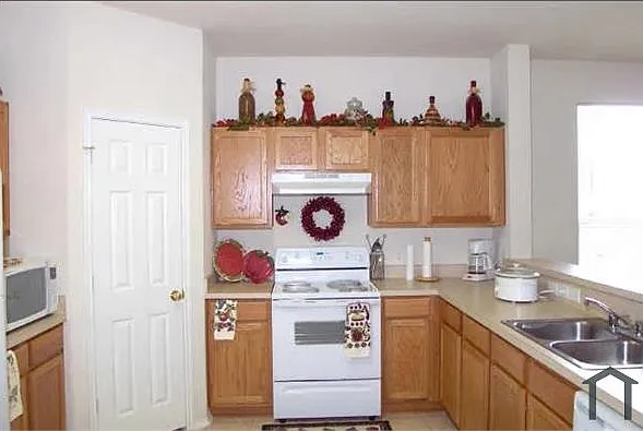 3 bed, 2100 sqft, $2,800 — Photo 4