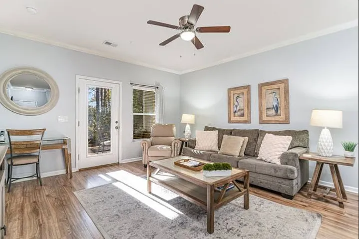 2 bed, 1050 sqft, $2,000 — Photo 3