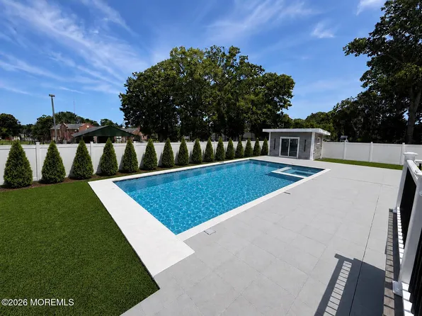 19 Roslyn Drive, Oakhurst, NJ 07755