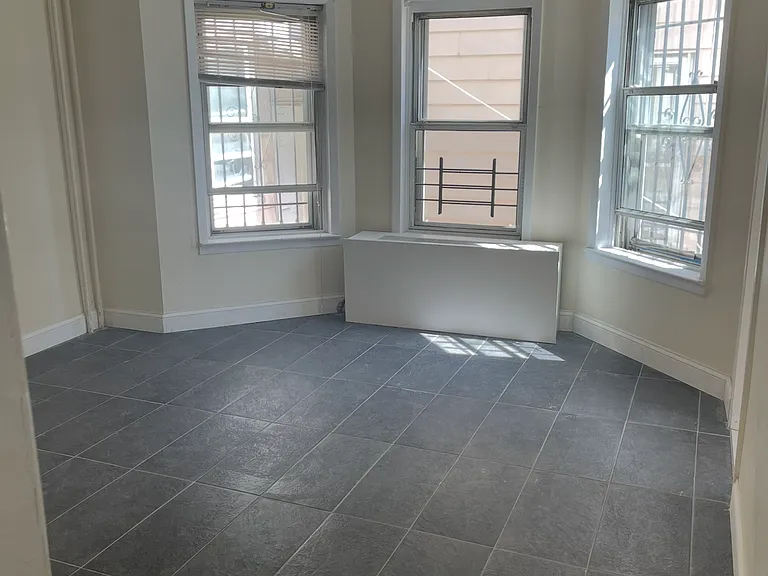 1651 Hunt Ave — Photo 2