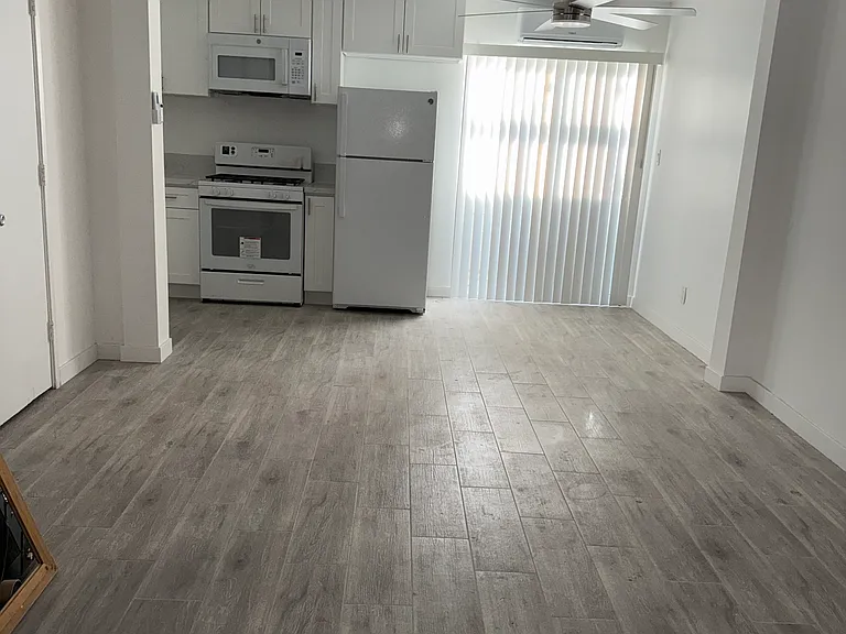 14642 Calvert St #3 — Photo 2