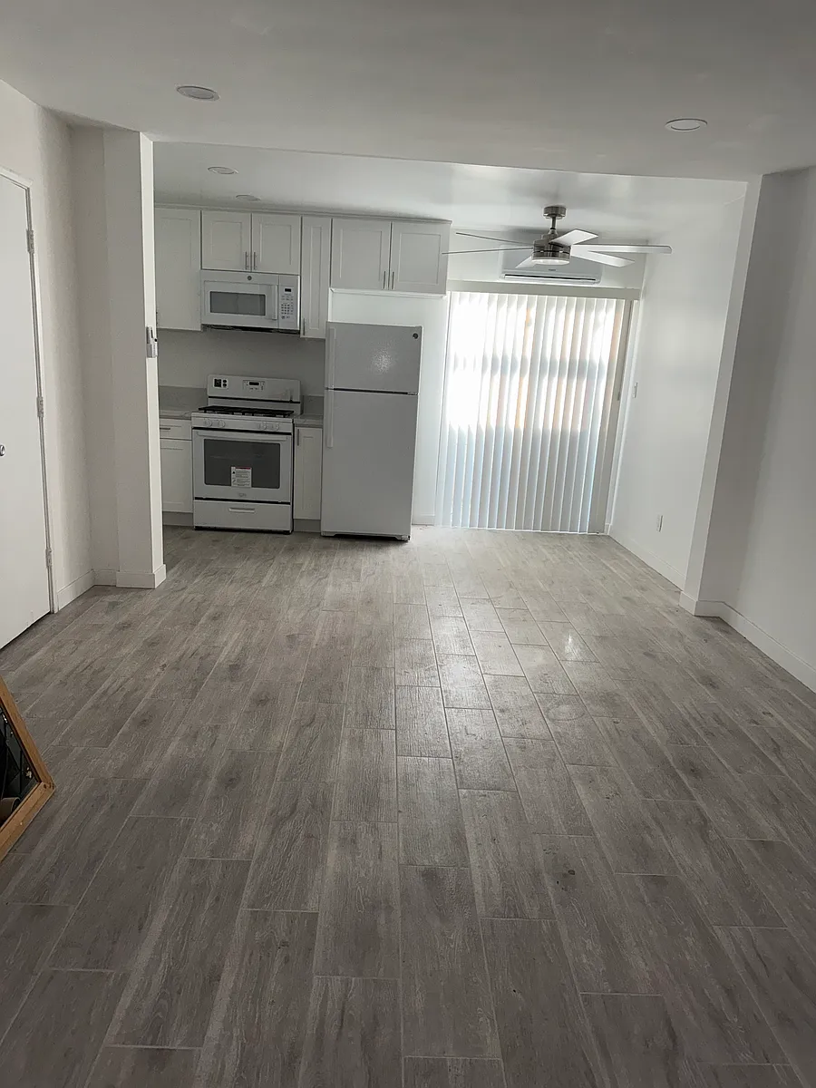 Building Photo - 14642 Calvert St #3