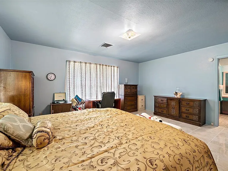 202 Avenue J — Photo 10