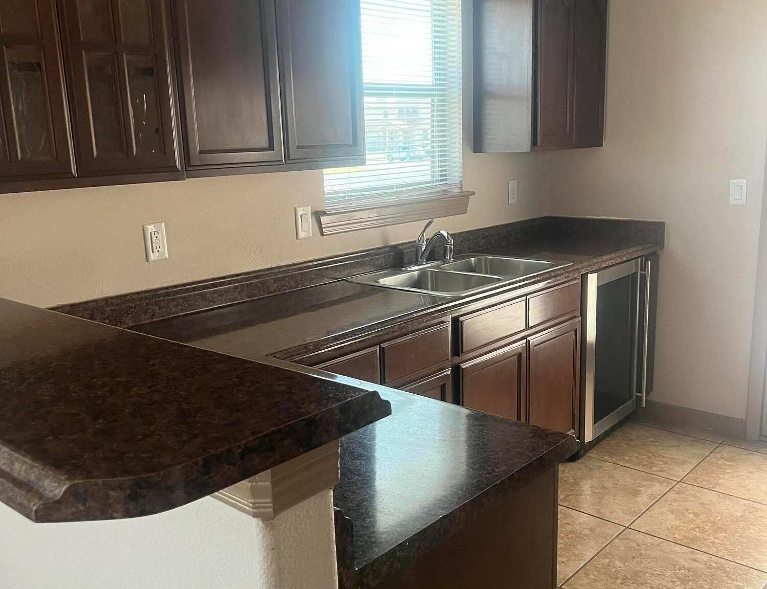 3 bed, 2.0 bath, 1311 sqft, $1,575 — Photo 3