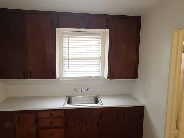 504 W Flores St — Photo 7