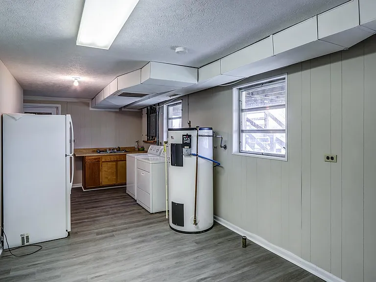 4295 Everett Rd — Photo 14