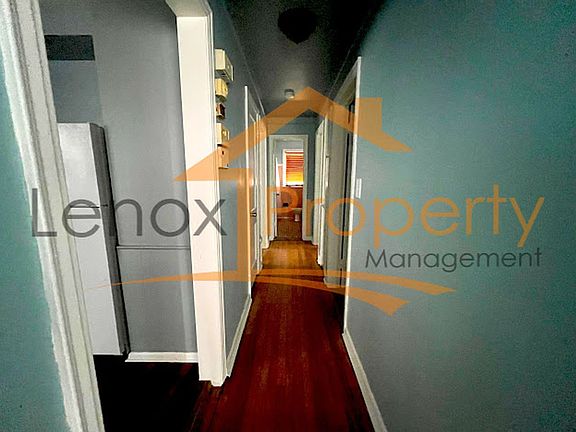4th image of 18542 Woodside St