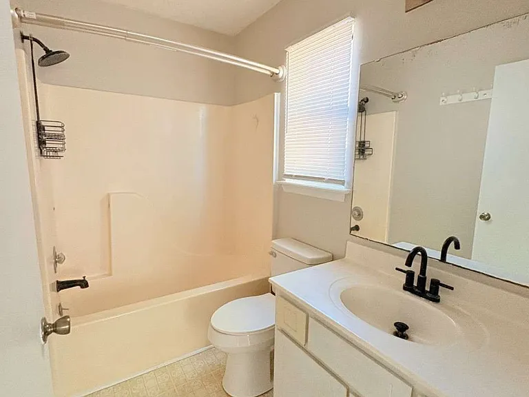 142 Woodvalley Ct — Photo 22